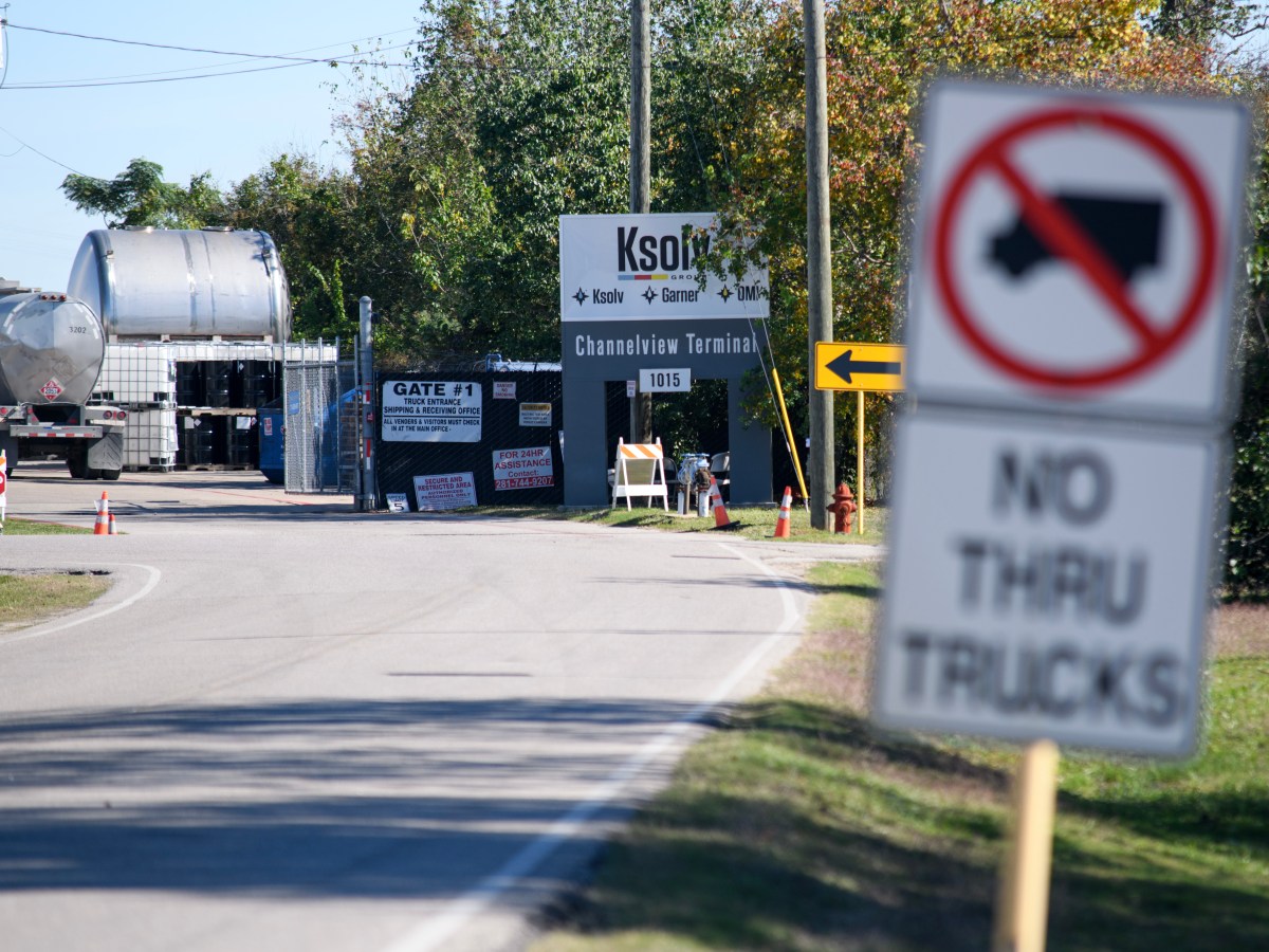 Una comunidad de Texas está siendo bombardeada con benceno, un químico cancerígeno. Funcionarios estatales lo han sabido por décadas.